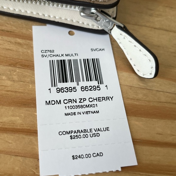 Coach Medium Corner Zip With Cherry Print🎈🎈 - Picture 5 of 11